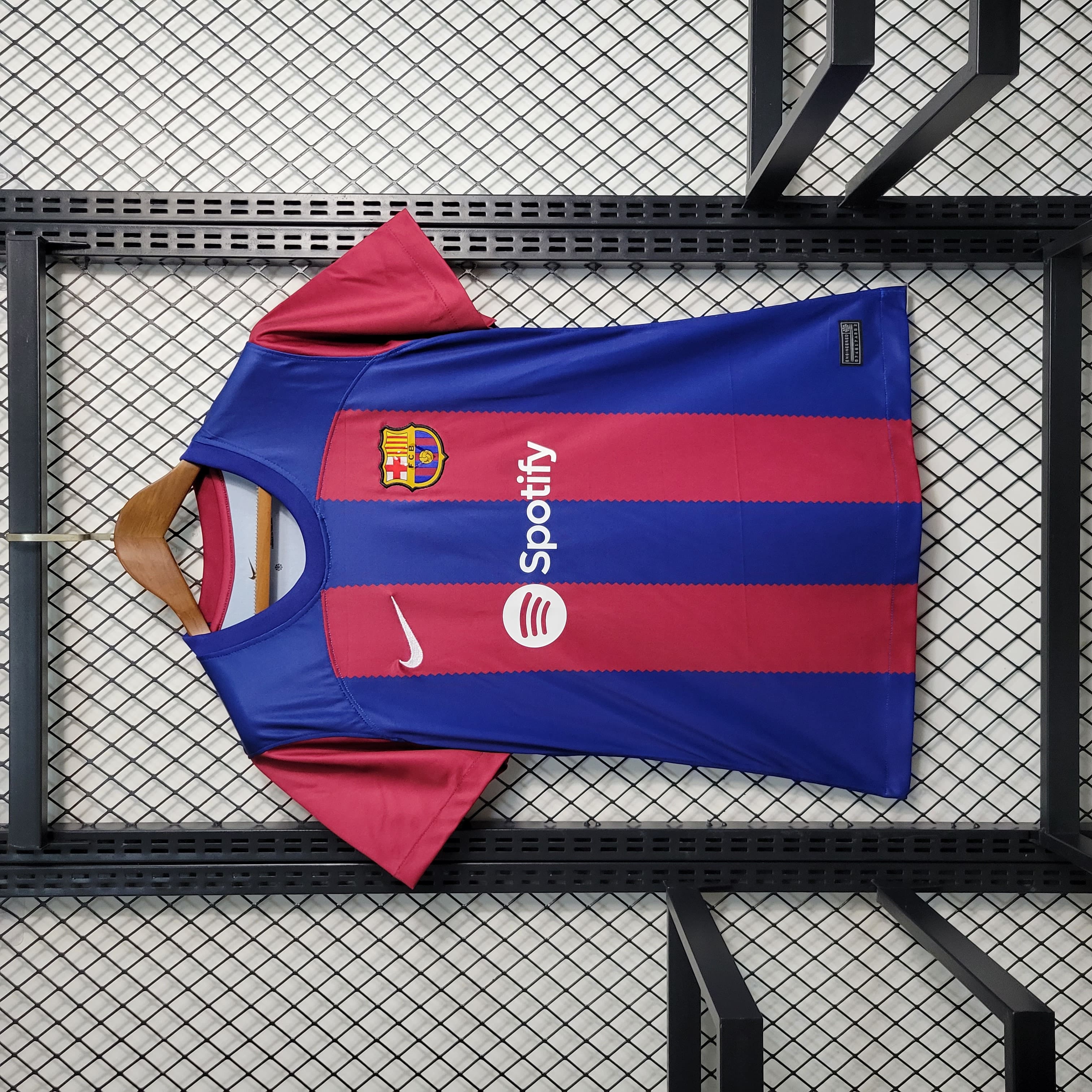 Camisa Barcelona I 23/24 Versão Feminina + Personalização Grátis