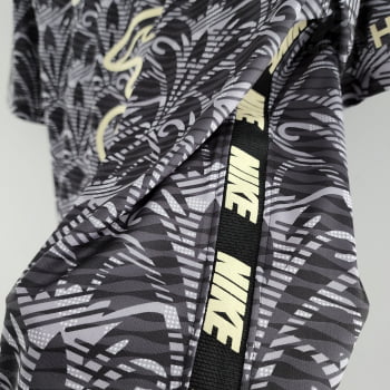 Camisa Chelsea 22/23 Versão Torcedor Ed. Clássica - Preta/dourada