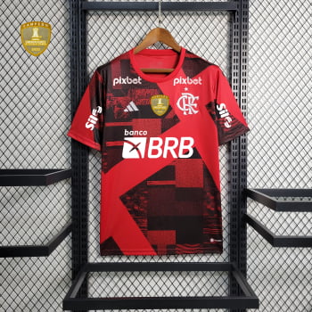 Camisa Flamengo 23/24 Versão Torcedor Pré-Jogo + Patch Campeão Libertadores + Patrocínios - Rubro Negra Camisa Flamengo 23/24 Versão Torcedor Pré-Jogo + Patch Campeão Libertadores + Patrocínios - Rubro Negra