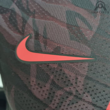 Camisa Liverpool 22/23 Treino Versão Jogador - Preto/vermelho