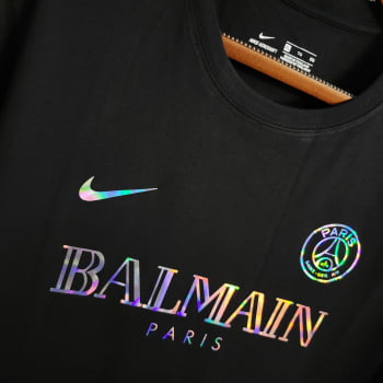 Camisa Paris Saint-Germain (PSG) 23/24 Versão Torcedor Ed. Especial Balmain Reletiva + Personalização Grátis Camisa Paris Saint-Germain (PSG) 23/24 Versão Torcedor Ed. Especial Balmain Reletiva + Personalização Grátis
