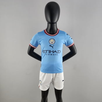 Kit Infantil Manchester City l 22/23 + Personalização Grátis Kit Infantil Manchester City l 22/23 + Personalização Grátis