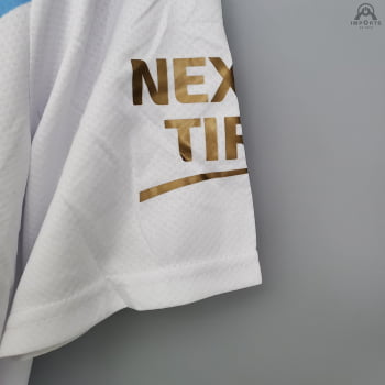Camisa Manchester City 21/22 Versão Torcedor Louis Vuitton + Personalização Grátis